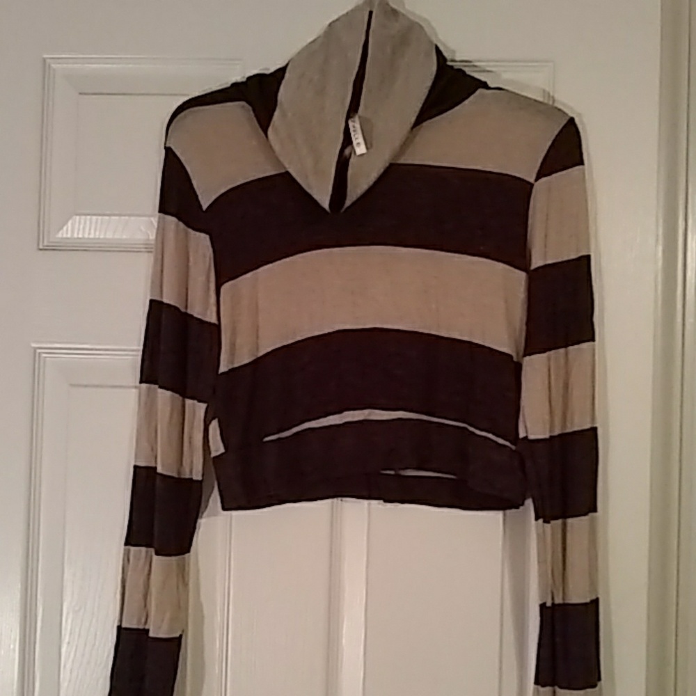 Crop long sleeve top